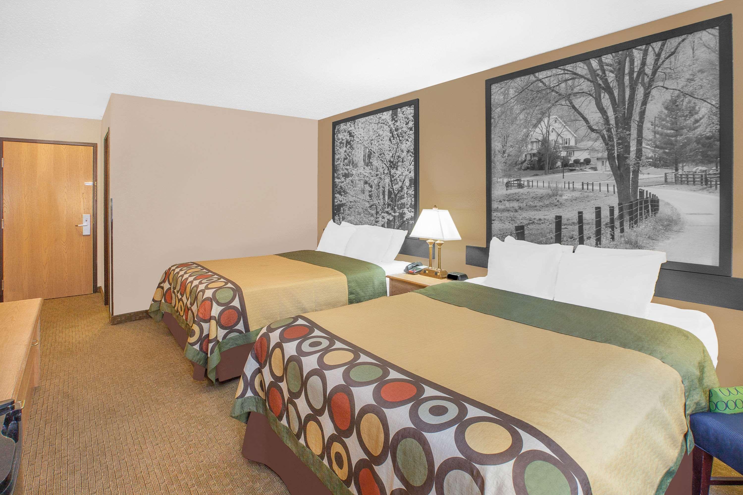 Super 8 By Wyndham Seville Екстериор снимка