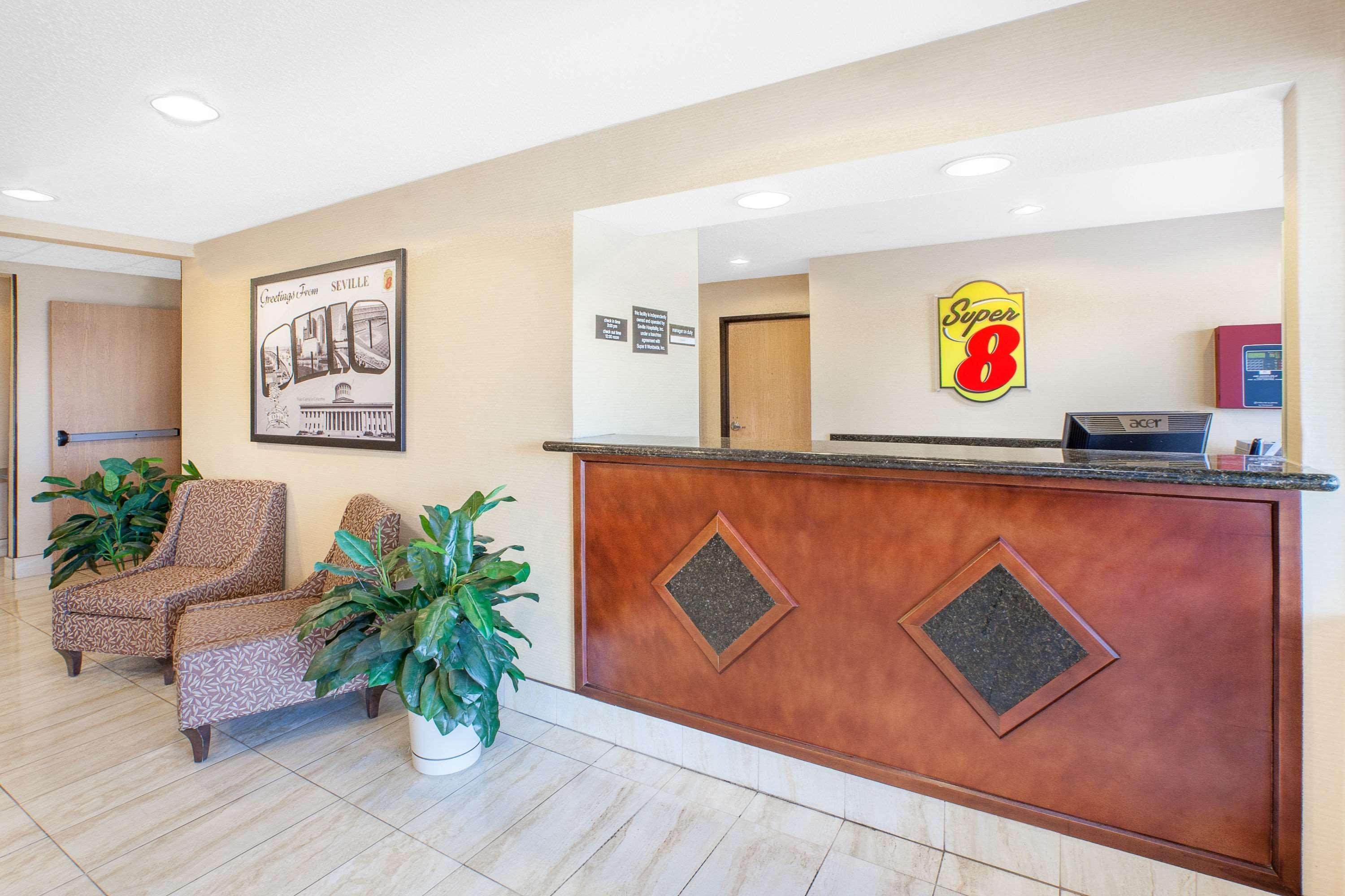 Super 8 By Wyndham Seville Екстериор снимка