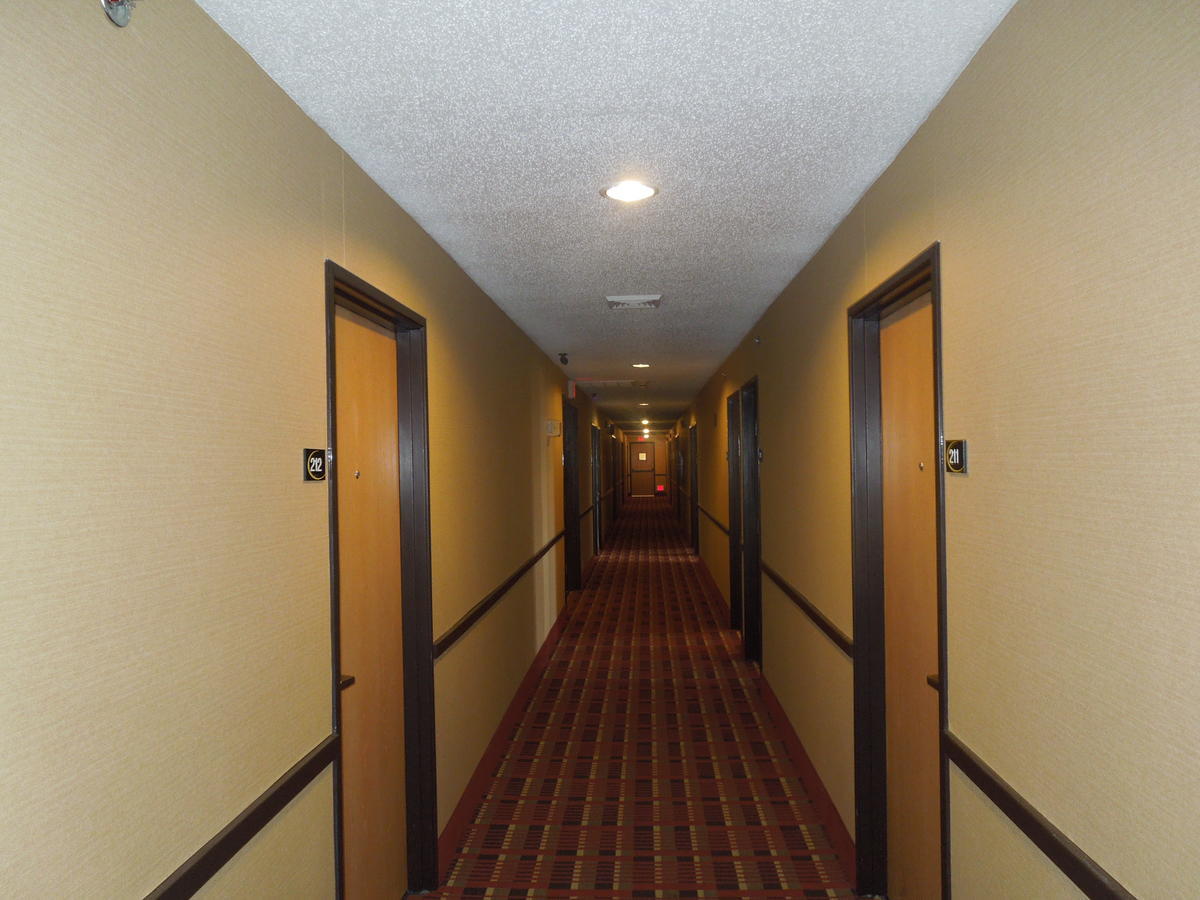 Super 8 By Wyndham Seville Екстериор снимка
